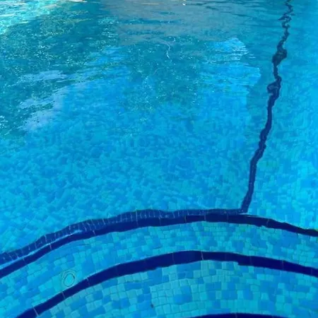 Lux Con Piscina 6 Pax Hotel